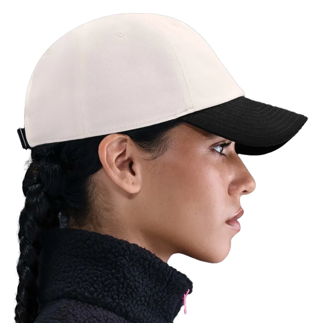 Boné Nike Club Unissex branco com aba preta, vista lateral direita em fundo branco
